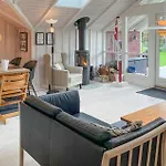 2 Bedroom Stunning In *